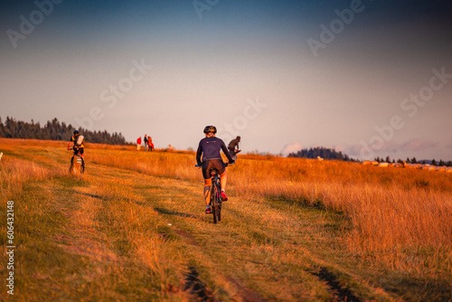 Na Hali Majerz w Hałuszowej. Osoby jadące polną ścieżką na rowerach. © rogozinski