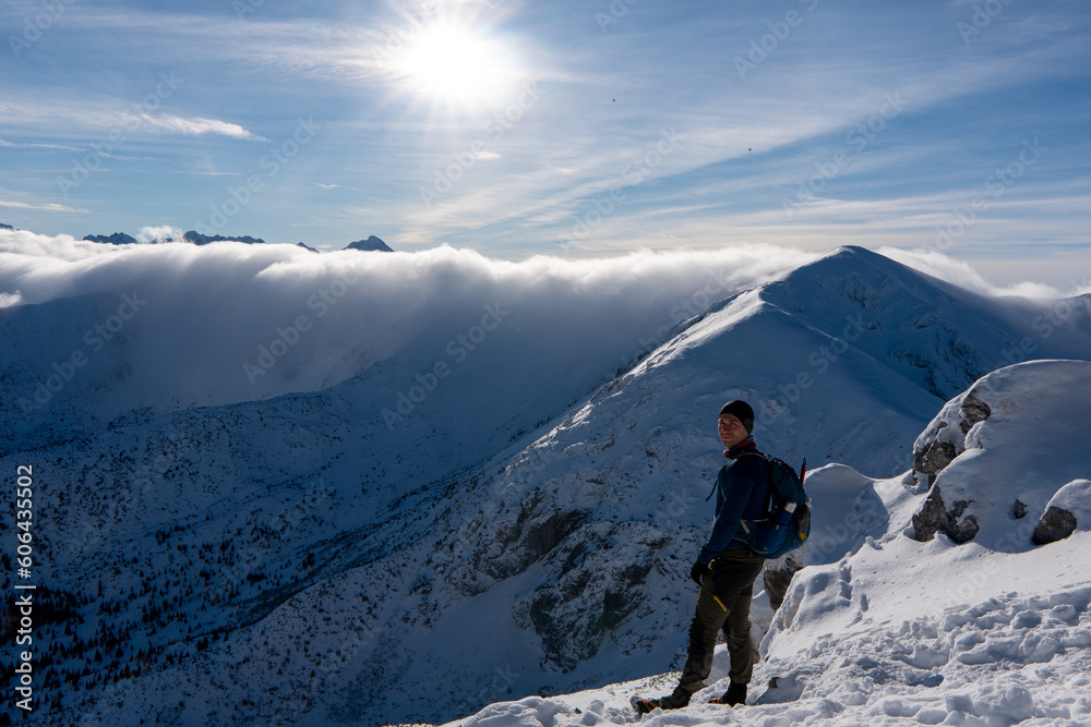 Fotografie Winter trek high in the mountains with a backpack.