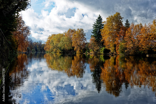 Paysage d'automne en Périgord sur la Vézère. © VALERIE