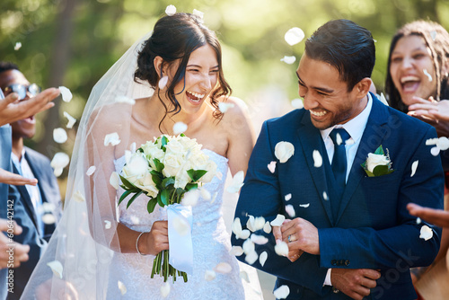 Fotografia Love, wedding and couple walking with petals and guests throwing in celebration of romance
