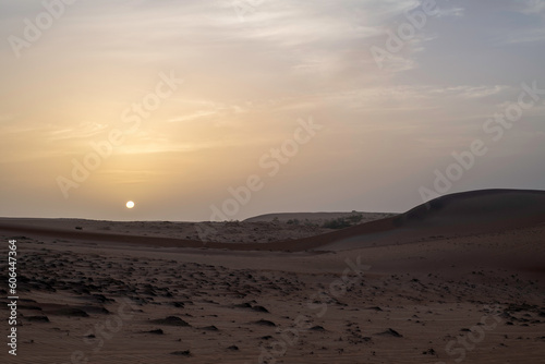 Puesta de sol en el Campamento en el Desierto de Lompoul, cerca de Saint Louis , SENEGAL al atardecer 