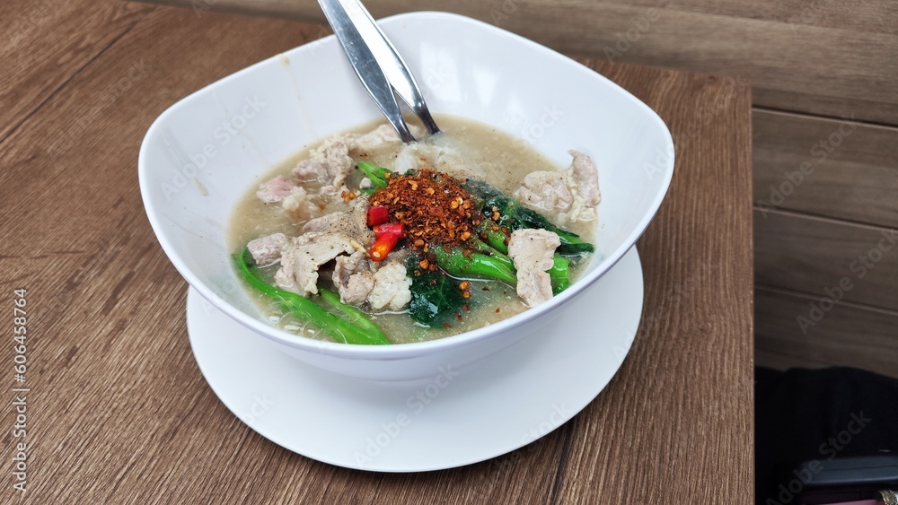 Topped with pork and vegetables, good taste Topped with pork and vegetables, good taste