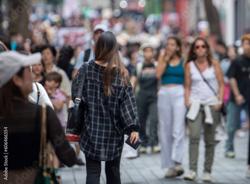 Canvas Print Crowd of people walking in Seoul
