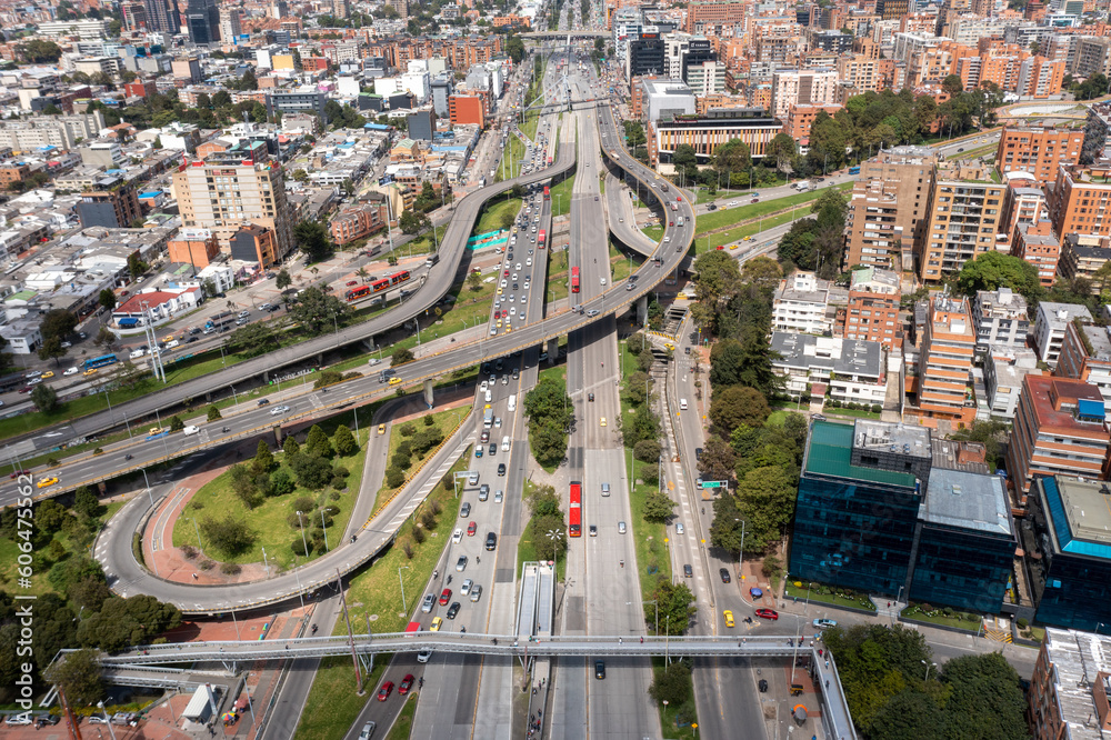 Φωτογραφία road infrastructure with a pedestrian and vehicular bridge in a residential area of the Colombian capital