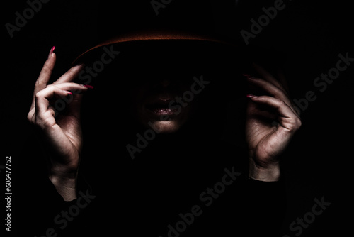 Obraz na płótnie black background women hands edge hat w salonie