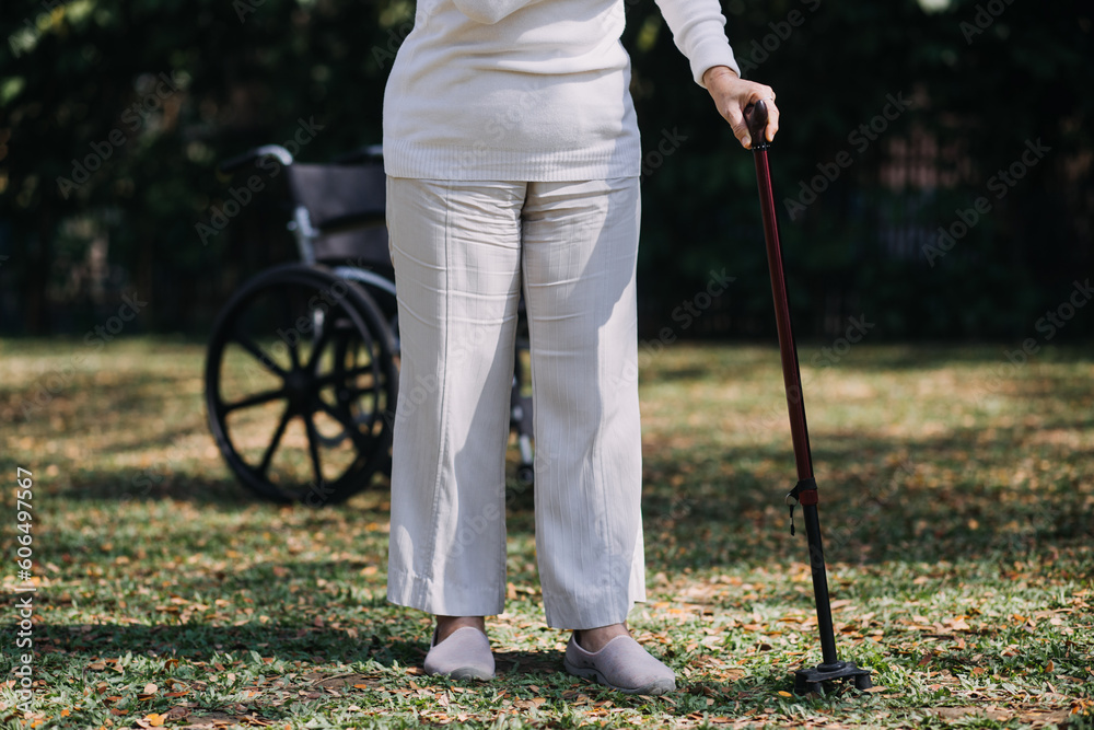 Obraz premium young asian physical therapist working with senior woman on walking with a walker