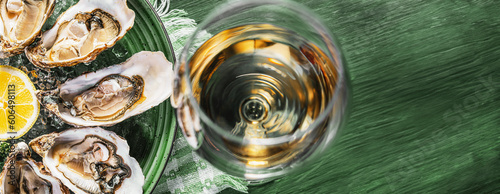 Εκτύπωση καμβά Fresh oysters with lemon ice and white wine.