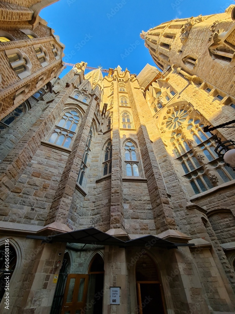 Explorando el templo de la Sagrada Familia, Barcelona, España. 