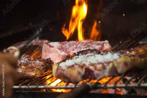 Fototapeta Naklejka Na Ścianę i Meble -  Chuletas de ternera cocinadas a la brasa en una parrilla