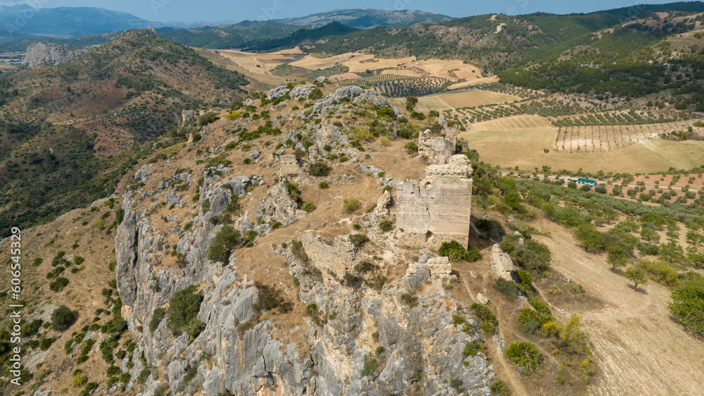 ruinas del antiguo castillo nazarí de Turón en el municipio de Ardales, Andalucía