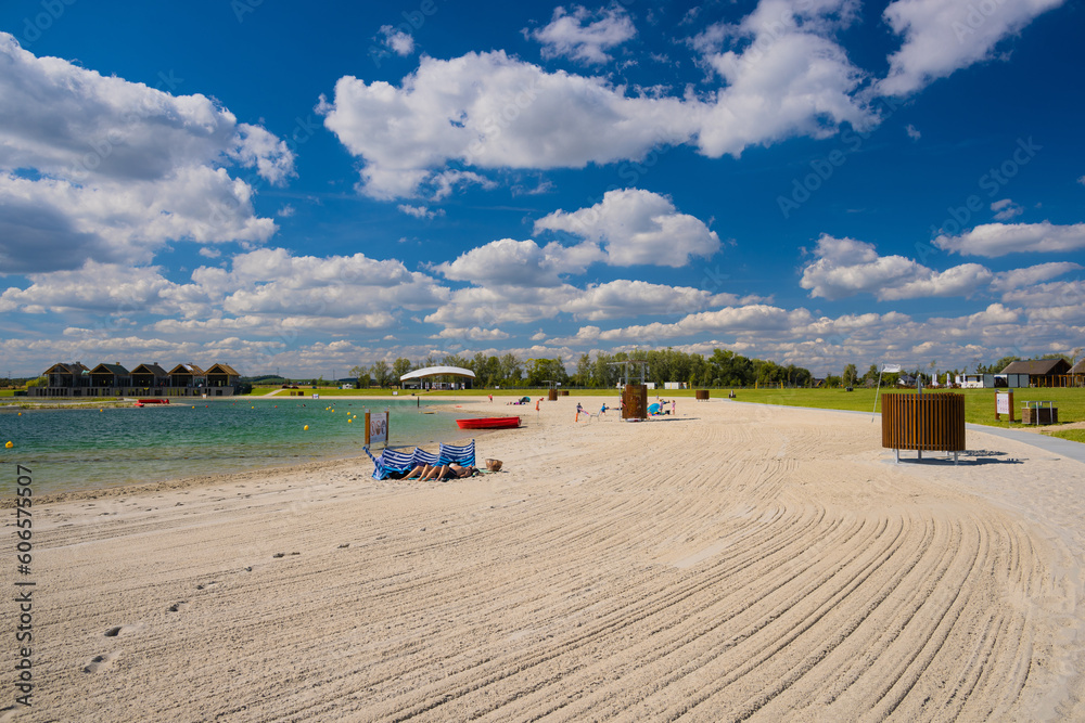 Kuter Port Nieznanowice. Piękny widok na kąpielisko wodne z plażą i błękitne niebo. - obrazy, fototapety, plakaty 