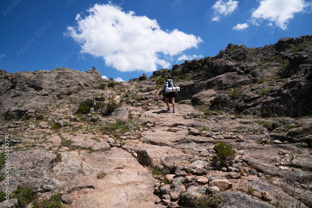 Φωτογραφία View of a female hiker walking along the foot path in the rocky hills