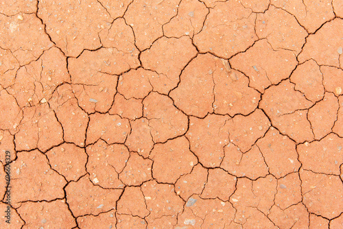 Detalle de tierra seca agrietada debido a la sequía photo