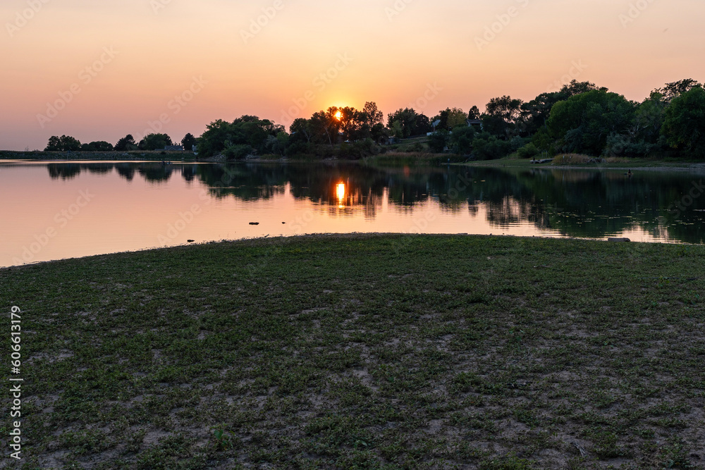 Obraz premium sunset over the reservoir