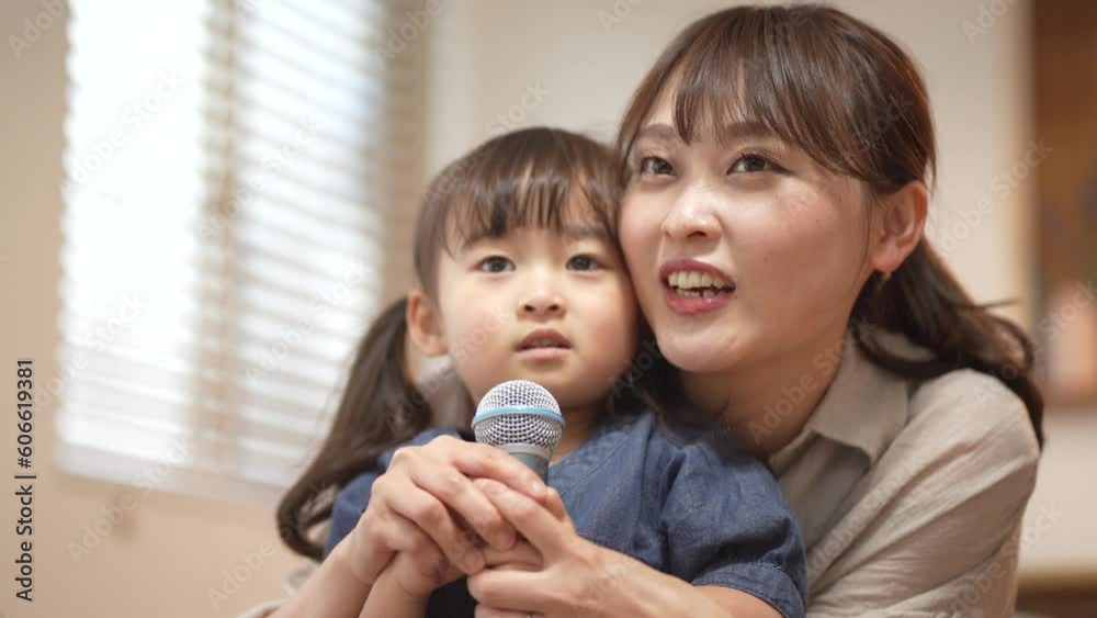 自宅でカラオケを楽しむ親子