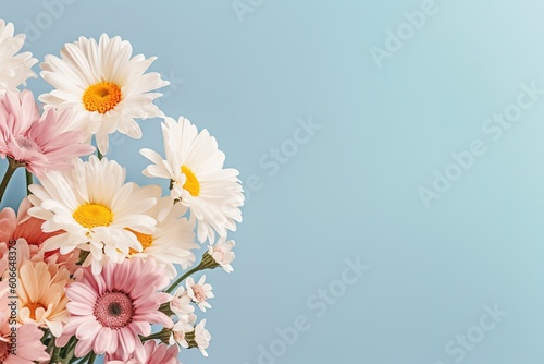 Photo pretty daisies on pastel background with copy space at the bottom