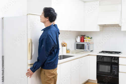 冷蔵庫をキッチンに設置する引越し業者