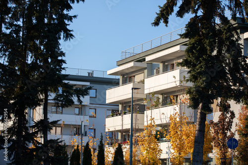 Foto View at sunset in autumn on modern residential buildings.