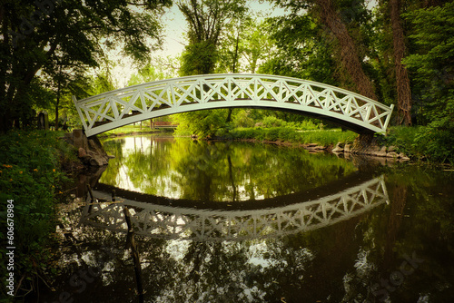 Weiße Holz Brücke im Grünen