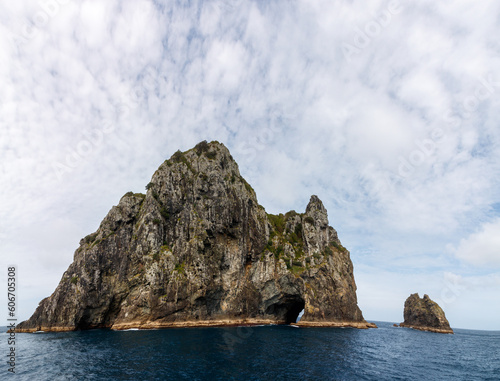 Ausgehöhlter Felsen im Meer, Bay of Islands, Neuseeland