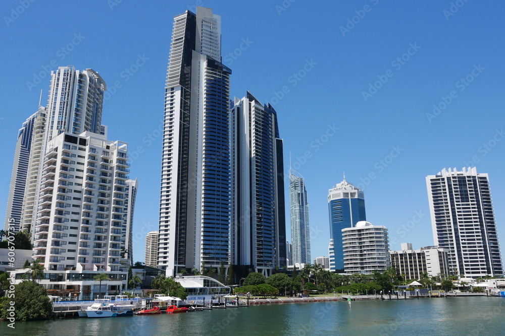 Hochhäuser am Wasser in der Stadt Gold Coast