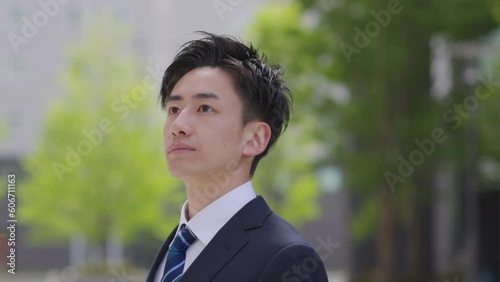 スーツを着た若い日本人ビジネスマンの夏のイメージ