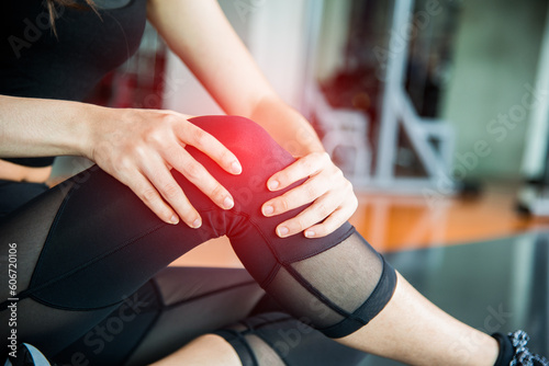 Tableau sur toile Sports injury at knee in fitness training gym
