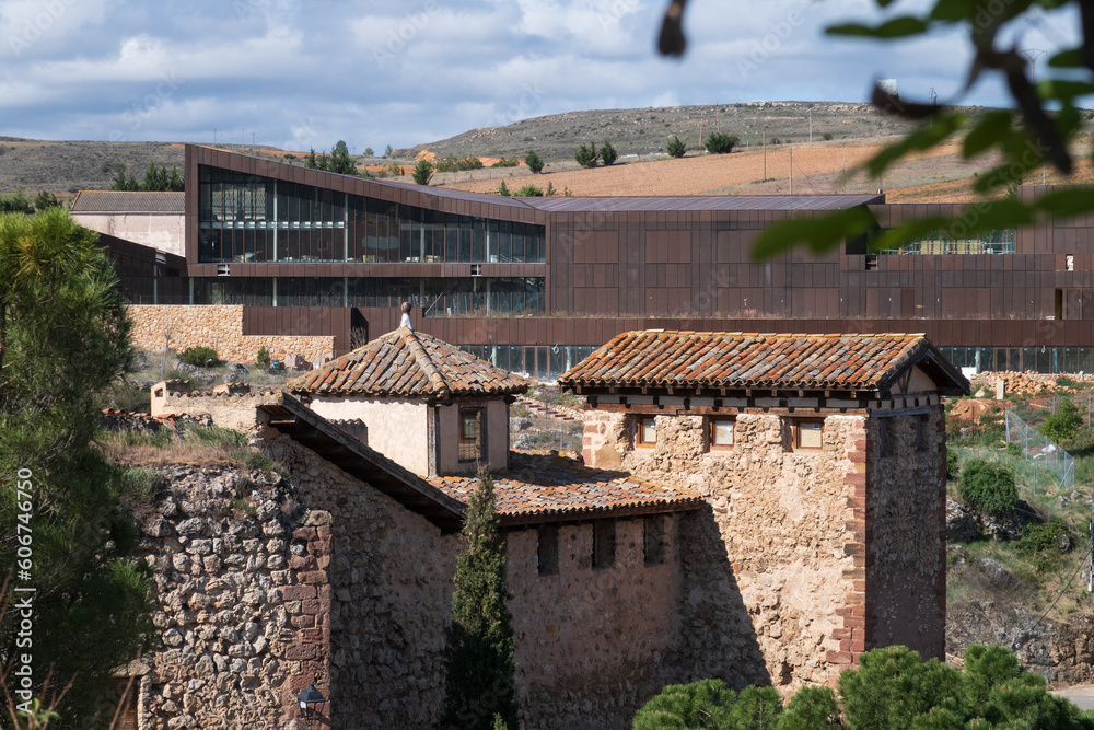 Vista del parador nacional de turismo y las murallas de Molina de Aragón, Guadalajara, Castilla la mancha, España.