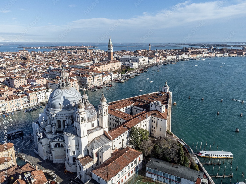 Φωτογραφία Aerial view of the Basilica di Santa Maria della Salute on a sunny morning