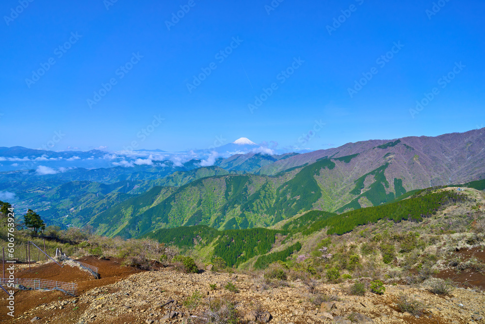 新緑の神奈川県秦野市丹沢の三ノ塔山頂の休憩場所から西側の富士山方面