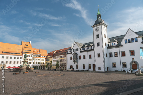 Der bekannte Freiberger Obermarkt mit dem Freiberger Rathaus und dem Brunnen Obermarkt Otto der Reiche. Freiberg (Sachsen) Perspektive 2