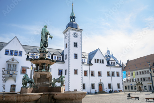 Der bekannte Freiberger Obermarkt mit dem Freiberger Rathaus und dem Brunnen Obermarkt Otto der Reiche. Freiberg (Sachsen) Perspektive 1 photo