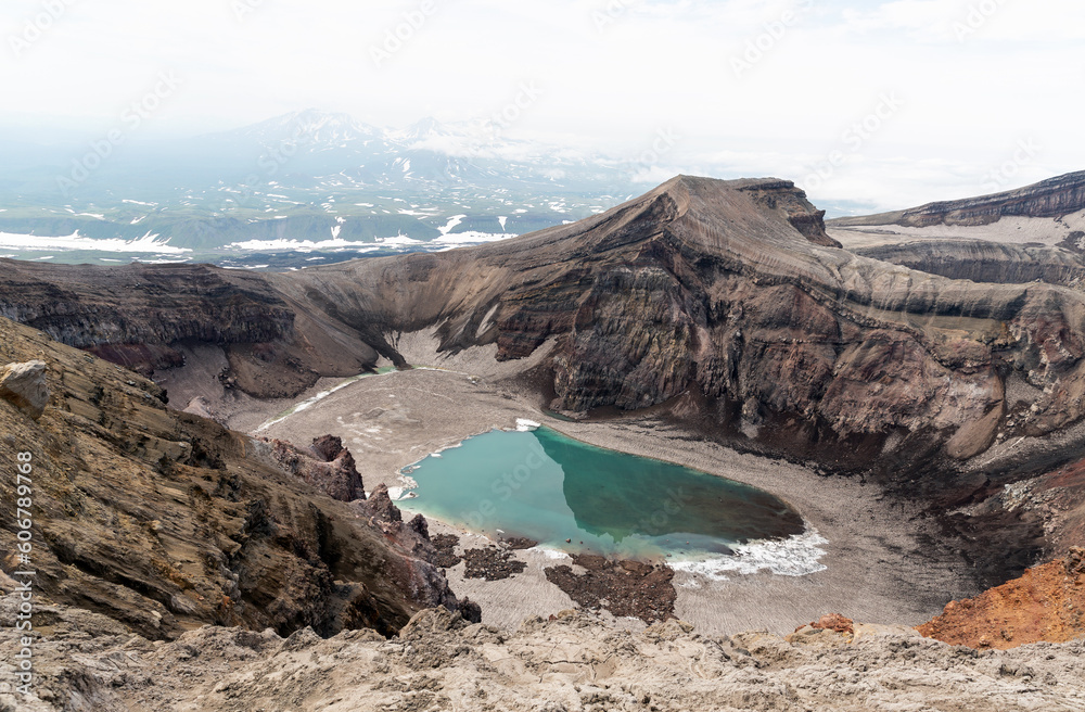 Φωτογραφία The blue lake in the crater of Gorely volcano
