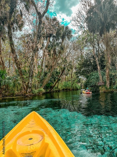 Foto First-person POV yellow kayak paddling in blue spring waters, Silver Springs Sta