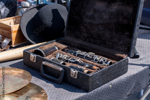 Flohmarkt - Klarinette in einem alten Instrumentnkoffer photo
