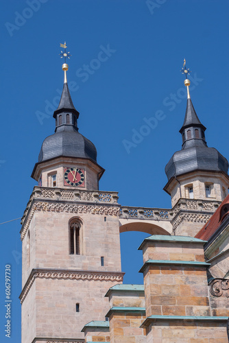 Die beiden Türme der Stadtkirche in der historistischen Innenstadt von Bayreuth (Franken, Bayern) 
