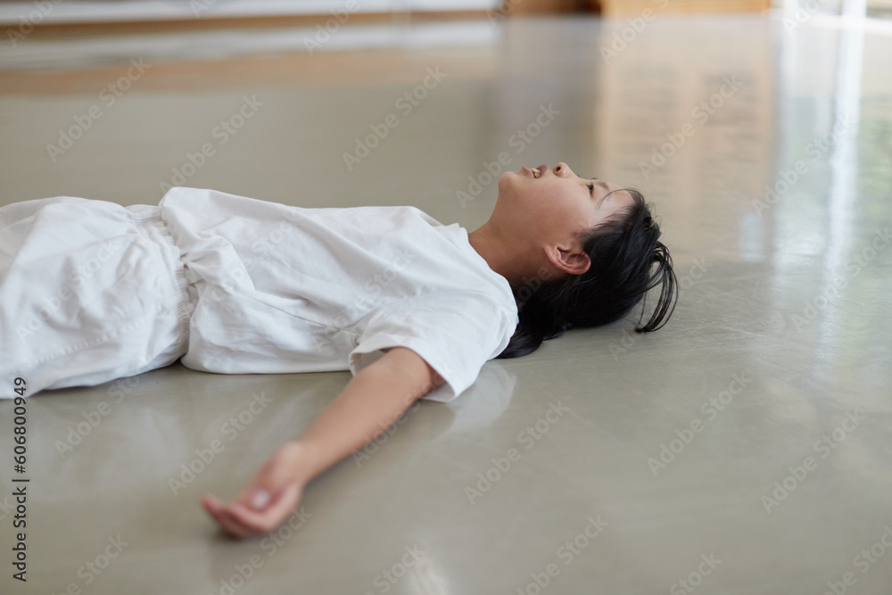 Φωτογραφία 教室で空手を練習している小学生の女の子の様子