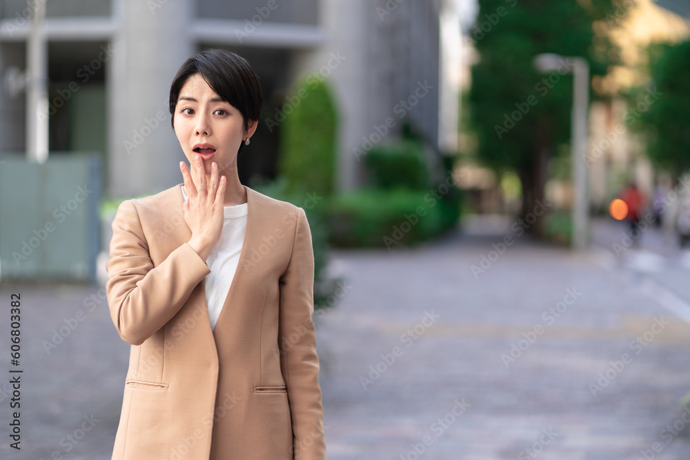 驚く若い女性 驚く若い女性