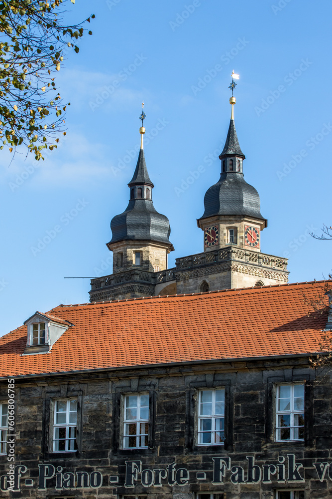 Die beiden Türme der Stadtkirche in der historischen Innenstadt von Bayreuth (Franken, Bayern)