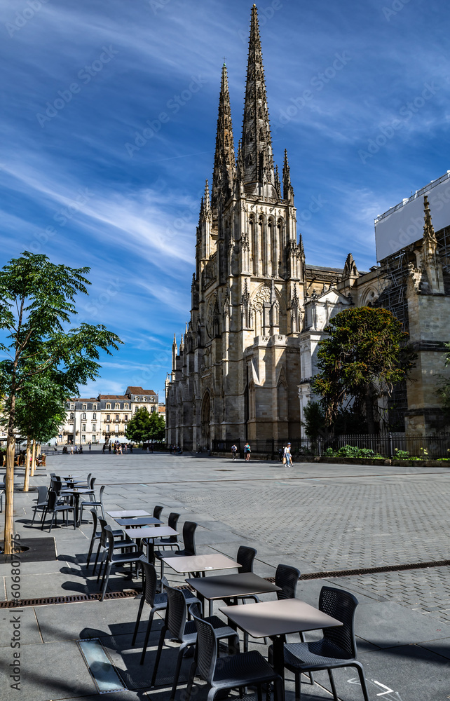 Φωτογραφία Square With View To Cathedral Saint Andre In The City Of Bordeaux In France