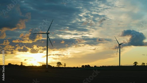 Wiatraki na tre pieknego zachodu słońca photo