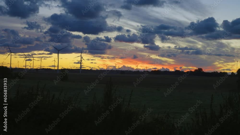 Farma energii odnawialnej na horyzoncie o zachodzie słonca Farma energii odnawialnej na horyzoncie o zachodzie słonca