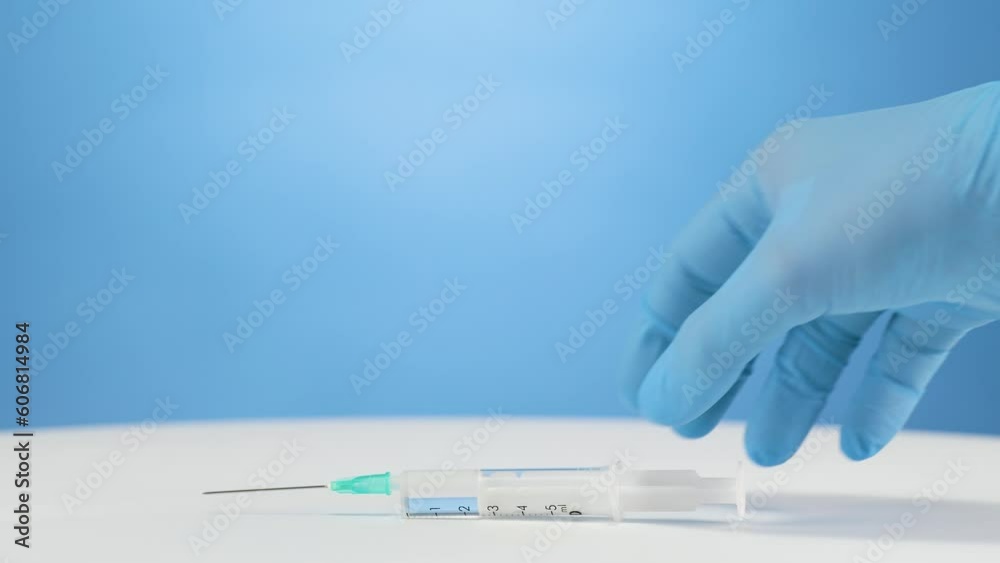 Doktor odkłada strzykawke z igłą Doktor odkłada strzykawke z igłą