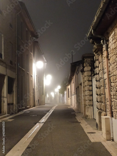 Brume sur une rue éclairée photo