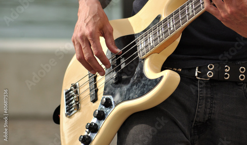 Canvastavla Person playing bass guitar outdoors