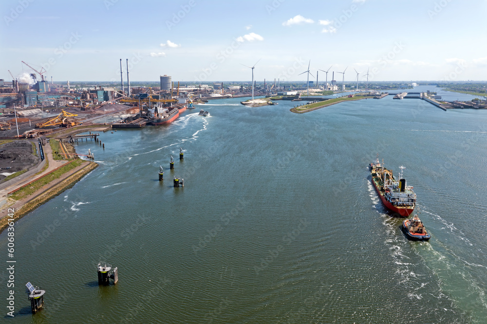 Φωτογραφία Aerial from heavy industry in the harbor from IJmuiden in the Netherlands