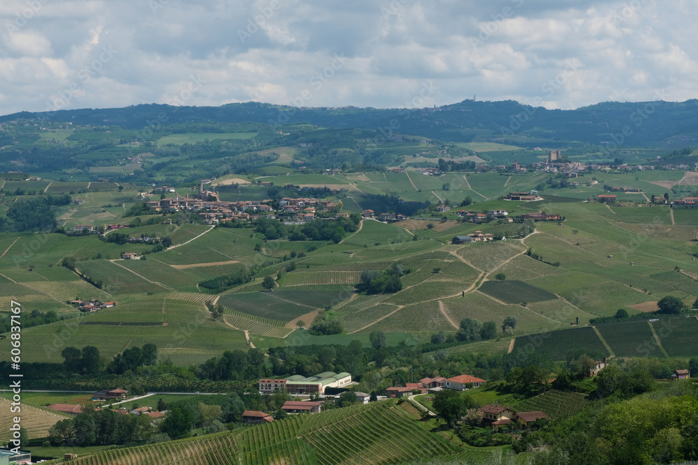 Panorama delle Langhe dal Belvedere de La Morra in provincia di Cuneo, Piemonte, Italia.