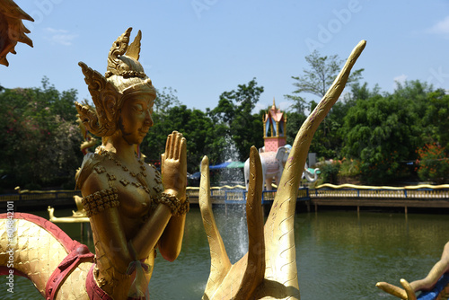 Tempel und Buddhafiguren in Rayong, Thailand photo