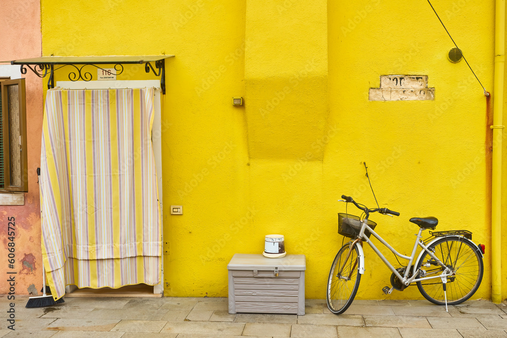 Φωτογραφία house on the island of Burano with a bike near the entrance