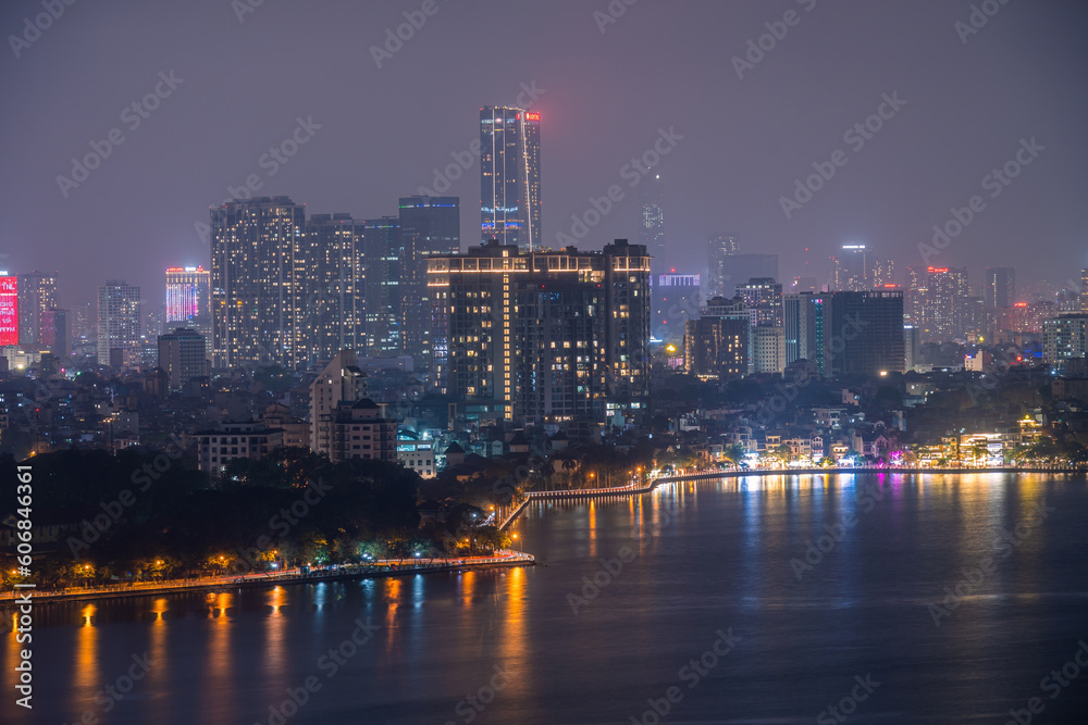 Obraz premium Hanoi cityscape at twilight at West Lake. Famous destination of Vietnam